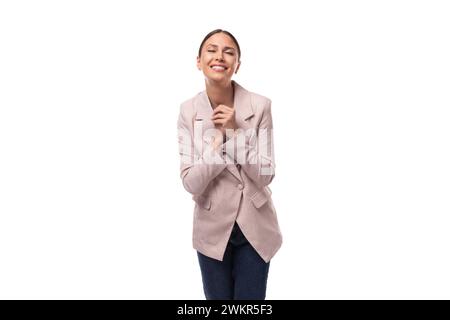 Junge angenehme schlanke Brünette Geschäftsfrau mit Pferdeschwanz in einer stilvollen Jacke lächelt breit Stockfoto