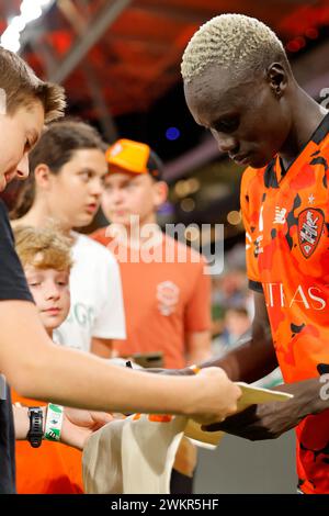 Brisbane, Australien. Februar 2024. Ayom Majok (99 Brisbane) signiert Autogramme für Fans nach dem Spiel der Isuzu Ute A League Stockfoto