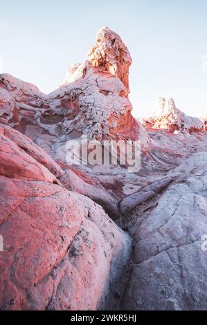 USA, ARIZONA, WHITE POCKET: Die White Pocket ist ein abgelegenes, bekanntermaßen schwer zugängliches Sandsteinstück, das sich in der Wüste des Vermillion Cliffs National Monument nahe der Grenze zu Arizona/Utah versteckt. Das gesamte Gebiet ist mit einer grauen Felsschicht bedeckt, manchmal nur wenige Zentimeter dick, über dem roten Sandstein, wo die Formationen heulen und tropfen, die die gesamte Landschaft so aussehen lässt, als wäre sie mit Puderzucker bedeckt. An manchen Stellen sind die Steinschichten völlig verdreht, wie ein riesiger Marmorkuchen. Stockfoto