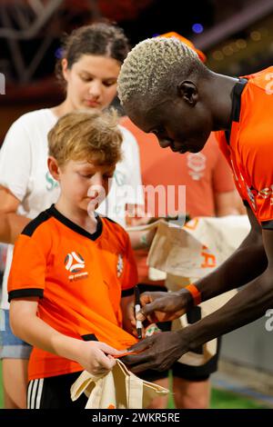 Brisbane, Australien. Februar 2024. Ayom Majok (99 Brisbane) signiert Autogramme für Fans nach dem Spiel der Isuzu Ute A League Stockfoto