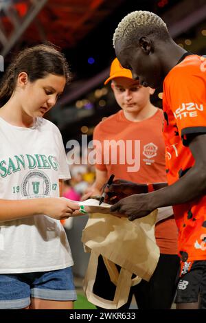 Brisbane, Australien. Februar 2024. Ayom Majok (99 Brisbane) signiert Autogramme für Fans nach dem Spiel der Isuzu Ute A League Stockfoto