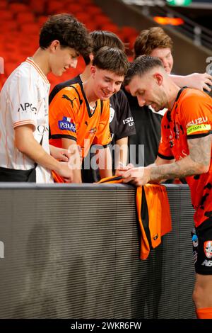 Brisbane, Australien. Februar 2024. James O’Shea (26 Brisbane) signiert Autogramme für Fans nach der Isuzu Ute A League Stockfoto