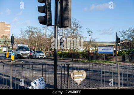 Straßenkreuzung am Standort des Freeman Krankenhauses, mit Krankenwagen. Teil des Newcastle upon Tyne Hospitals NHS Foundation Trust. UK Stockfoto