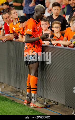 Brisbane, Australien. Februar 2024. Ayom Majok (99 Brisbane) signiert Autogramme für Fans nach dem Spiel der Isuzu Ute A League Stockfoto