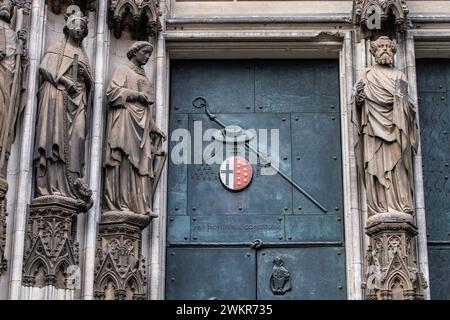 Bischopentür am südlichen Querschiff des Doms, Köln, Deutschland. Bronzeguss mit Mosaikeinlagen von Ewald Mataré, Emblem des Erzbischofs J. Stockfoto