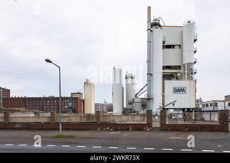 Asphaltmischwerk der Deutschen Asphalt GmbH, einem Unternehmen der Strabag AG im Deutzer Hafen, wo in den nächsten Jahren ein neues Stadtviertel errichtet wird, Stockfoto