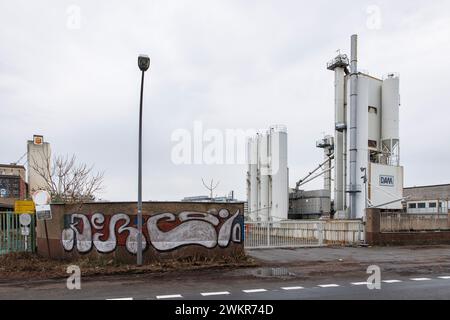 Asphaltmischwerk der Deutschen Asphalt GmbH, einem Unternehmen der Strabag AG im Deutzer Hafen, wo in den nächsten Jahren ein neues Stadtviertel errichtet wird, Stockfoto