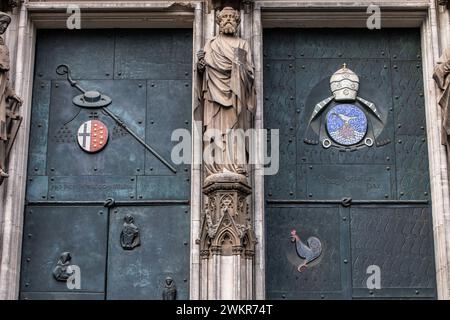 Bischopentür und Papsttür am südlichen Querschiff des Doms, Köln, Deutschland. Bronzegüsse mit Mosaikeinlagen von Ewald Mataré, Emble Stockfoto