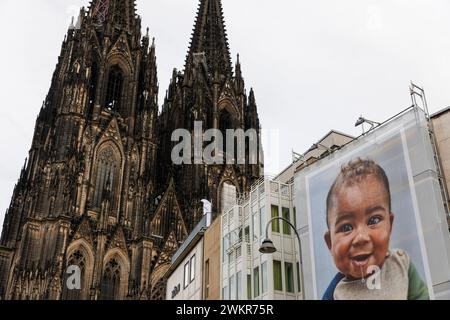 Werbeplakat auf einem Haus in der Komoedien Straße, dem Dom, Köln, Deutschland. Werbeplakat an einem Haus an der Komoedienstrasse, Dom, Köln, Deu Stockfoto