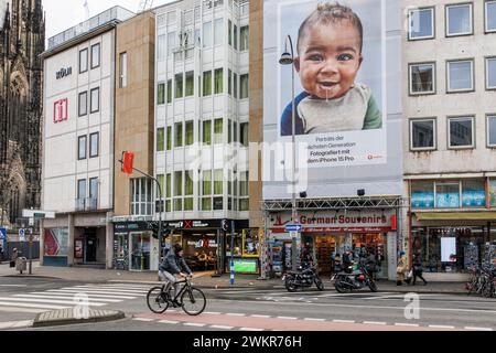 Werbeplakat auf einem Haus in der Komoedien Straße, ganz links vom Dom, Köln, Deutschland. Werbeplakat an einem Haus an der Komoedienstraße, links Stockfoto
