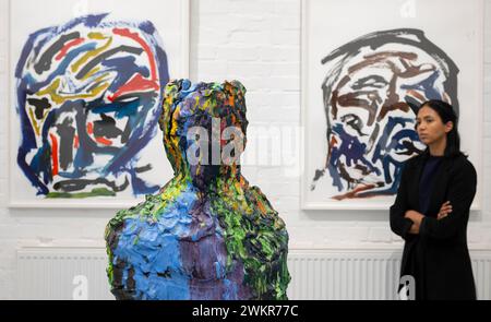 Elizabeth Xi Bauer Gallery, Deptford, London, Großbritannien. Februar 2024. Chor - eine Duo-Ausstellung mit Daniel Silver und Abraham Kritzman, das erste Mal, dass Silvers Arbeit in der Elizabeth Xi Bauer Gallery ausgestellt wird, und das erste Mal, dass beide Künstler gemeinsam ausstellen, um gegenseitige Interessen, Themen und die Verwendung von Materialien in ihren jeweiligen Praktiken zu beweisen. Bild: (Vordergrund) Daniel Silver, Chorus 2, 2022; (Hintergrund) Untitled (Made in Death Valley, California), 2021. Quelle: Malcolm Park/Alamy Live News Stockfoto