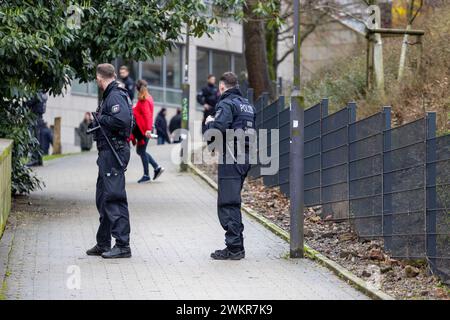 Wuppertal, Deutschland. Februar 2024. Die Polizei sichert die Eingänge zum Schulgelände. Mehrere Schüler wurden in einer Schule in Wuppertal verletzt. Ein Verdächtiger wurde verhaftet, sagte ein Polizeisprecher in Düsseldorf. Die Polizei war mit einer großen Anzahl von Offizieren vor Ort. Quelle: Christoph Reichwein/dpa/Alamy Live News Stockfoto