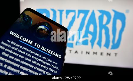 Smartphone mit Website des US-amerikanischen Videospielunternehmens Blizzard Entertainment Inc. Vor dem Geschäftslogo. Fokussieren Sie sich oben links auf der Telefonanzeige. Stockfoto