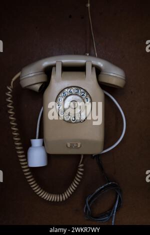 Eine öffentliche alte Retro-Telefonzelle für Kommunikation Stockfoto