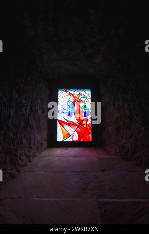 Ein Fenster mit farbigem Glas in einer Kirche Stockfoto