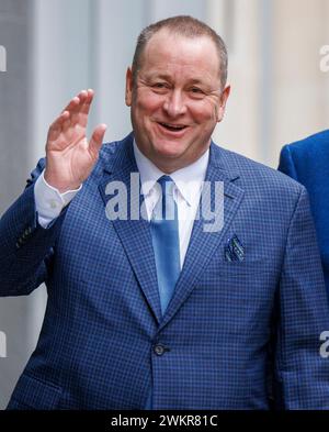 London, UK 22 Feb 2024 Mike Ashley kommt am High Court an. Mike Ashley bringt Morgan Stanley vor Gericht. Mike Ashleys Frasers Group hat Morgan Stanley wegen seiner Entscheidung, eine Margenausforderung in Höhe von 1 Mrd. Dollar aufzuerlegen, vorgeworfen, dass der Umzug der Bank teilweise von den bescheidenen Anfängen des Unternehmers getrieben wurde. Mike Ashley sagte, dass Morgan Stanley versucht habe, den britischen Einzelhändler aus seiner Position bei der deutschen Marke Hugo Boss zu zwingen, und sagte, die Nachfrage nach Sicherheiten sei absolut unglaublich. Der Streit betrifft Long-Positionen, die Frasers seit 2019 über seinen Broker Sa bei Hugo Boss anhäuften Stockfoto