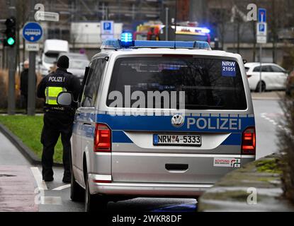 Wuppertal, Deutschland. Februar 2024. Die Polizei ist in einer Schule im Dienst. Mehrere Schüler wurden in einer Schule in Wuppertal verletzt. Ein Verdächtiger wurde verhaftet, sagte ein Polizeisprecher in Düsseldorf. Die Polizei war mit einer großen Anzahl von Offizieren vor Ort. Quelle: Roberto Pfeil/dpa/Alamy Live News Stockfoto