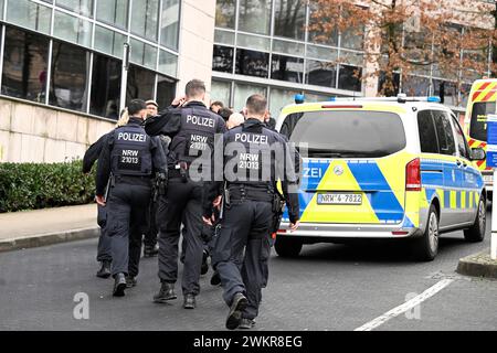 Wuppertal, Deutschland. Februar 2024. Die Polizei ist in einer Schule im Dienst. Mehrere Schüler wurden in einer Schule in Wuppertal verletzt. Ein Verdächtiger wurde verhaftet, sagte ein Polizeisprecher in Düsseldorf. Die Polizei war mit einer großen Anzahl von Offizieren vor Ort. Quelle: Roberto Pfeil/dpa/Alamy Live News Stockfoto