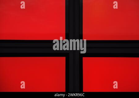 Abstraktes schwarzes Kreuz auf rotem Hintergrund. Rot und schwarz. Schwarzer Kreuzhintergrund. In Rot und Schwarz. Stockfoto