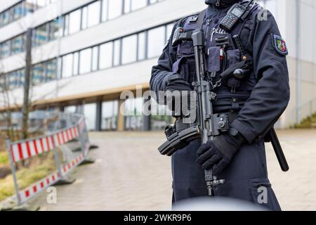 Wuppertal, Deutschland. Februar 2024. Schwer bewaffnete Polizisten stehen vor der Schule. Mehrere Schüler wurden in einer Schule in Wuppertal verletzt. Ein Verdächtiger wurde verhaftet, sagte ein Polizeisprecher in Düsseldorf. Die Polizei ist mit starken Kräften vor Ort. Quelle: Christoph Reichwein/dpa/Alamy Live News Stockfoto