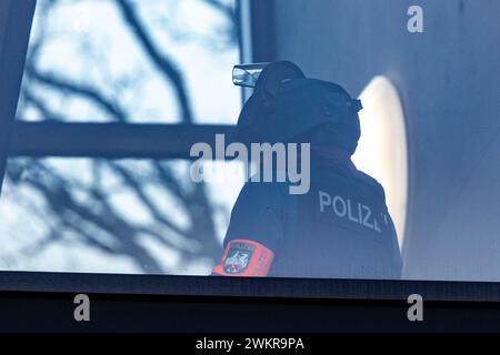 Wuppertal, Deutschland. Februar 2024. Ein Offizier von der SEK-Sondereinheit der Schule. Mehrere Schüler wurden in einer Schule in Wuppertal verletzt. Ein Verdächtiger wurde verhaftet, sagte ein Polizeisprecher in Düsseldorf. Die Polizei war mit großen Streitkräften am Tatort. Quelle: Christoph Reichwein/dpa/Alamy Live News Stockfoto