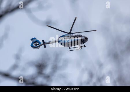 Wuppertal, Deutschland. Februar 2024. Ein Polizeihubschrauber kreist über den Tatort. Mehrere Schüler wurden in einer Schule in Wuppertal verletzt. Ein Verdächtiger wurde verhaftet, sagte ein Polizeisprecher in Düsseldorf. Die Polizei ist mit einer großen Truppe am Tatort. Quelle: Christoph Reichwein/dpa/Alamy Live News Stockfoto