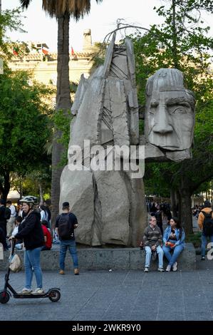 Monumento a los Pueblos Indígenas auf der Plaza de Armas, Santiago, Chile. Stockfoto