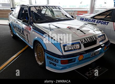 Dreiviertel-Vorderansicht eines 1989 FIA Ford Sierra RS500 – Ex-Andy Rouse (#0189), erhältlich in der legendären Auktion beim Silverstone Festival 2023 Stockfoto