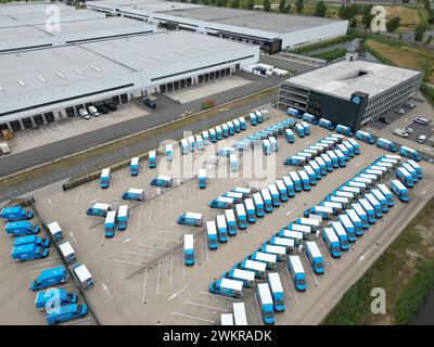 Aus der Vogelperspektive geparkte Lkw in einem großen Lebensmittelvertriebszentrum in den Niederlanden Stockfoto