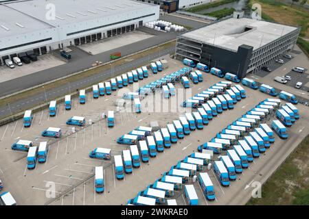 Aus der Vogelperspektive geparkte Lkw in einem großen Lebensmittelvertriebszentrum in den Niederlanden Stockfoto