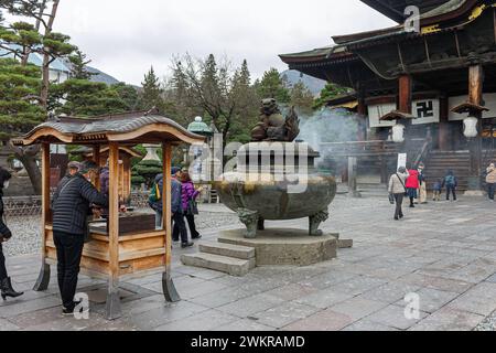 Nagano, Japan. Der große Weihrauchbrenner, auch Daikoro genannt, vor dem Hondo oder der Haupthalle Stockfoto