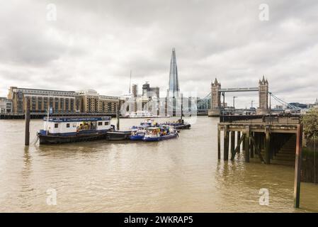 Thames Marine Services Ponton mit Tower Bridge und dem Shard Wolkenkratzer im Hintergrund, London, England, Großbritannien Stockfoto