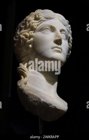 Istanbul, Türkei - 11. Dezember 2023: Archäologiemuseum in Istanbul, Marmorbüste der Frau Stockfoto