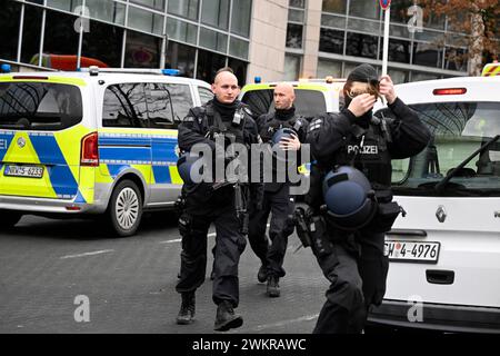 Wuppertal, Deutschland. Februar 2024. Die Polizei ist in einer Schule im Dienst. Mehrere Schüler wurden in einer Schule in Wuppertal verletzt. Ein Verdächtiger wurde verhaftet, sagte ein Polizeisprecher in Düsseldorf. Die Polizei war mit einer großen Anzahl von Offizieren vor Ort. Quelle: Roberto Pfeil/dpa/Alamy Live News Stockfoto