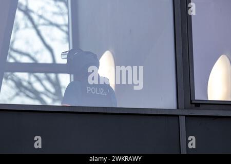 Wuppertal, Deutschland. Februar 2024. Ein Offizier von der SEK-Sondereinheit der Schule. Mehrere Schüler wurden in einer Schule in Wuppertal verletzt. Ein Verdächtiger wurde verhaftet, sagte ein Polizeisprecher in Düsseldorf. Die Polizei war mit großen Streitkräften am Tatort. Quelle: Christoph Reichwein/dpa/Alamy Live News Stockfoto