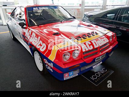 Dreiviertel-Vorderansicht eines GM Dealer Sport Opel Manta B 1984 400, erhältlich in der legendären Auktion des Silverstone Festivals 2023 Stockfoto