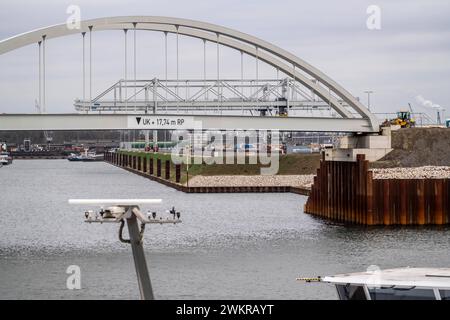 Das Duisburg Gateway Terminal, neuer, trimodaler Umschlagplatz für Container im duisport, Binnenhafen Duisburg-Ruhrort, noch im Bau, kurz vor der Fertigstellung, auf der ehemaligen Kohleninsel, 235,000 m2 Fläche für, soll mit Wasserstoff Klimaneutral betrieben werden, NRW, Deutschland, Duisburg Gateway Terminal *** das Duisburg Gateway Terminal, neu, neu, trimodaler Umschlagplatz für Container im Duisport, Duisburger Ruhrort, kurz vor Fertigstellung noch im Bau befindlicher Binnenhafen, auf der ehemaligen Kohleinsel, 235.000 m2 Fläche für, klimaneutral mit Wasserstoff zu betreiben, NRW, Deutsch Stockfoto