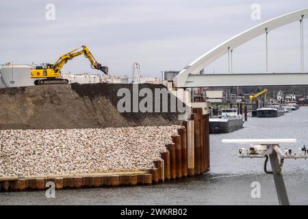 Das Duisburg Gateway Terminal, neuer, trimodaler Umschlagplatz für Container im duisport, Binnenhafen Duisburg-Ruhrort, noch im Bau, kurz vor der Fertigstellung, auf der ehemaligen Kohleninsel, 235,000 m2 Fläche für, soll mit Wasserstoff Klimaneutral betrieben werden, NRW, Deutschland, Duisburg Gateway Terminal *** das Duisburg Gateway Terminal, neu, neu, trimodaler Umschlagplatz für Container im Duisport, Duisburger Ruhrort, kurz vor Fertigstellung noch im Bau befindlicher Binnenhafen, auf der ehemaligen Kohleinsel, 235.000 m2 Fläche für, klimaneutral mit Wasserstoff zu betreiben, NRW, Deutsch Stockfoto