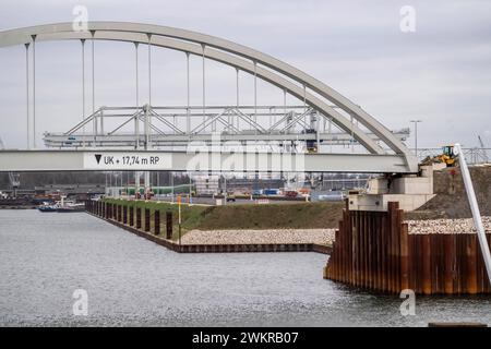 Das Duisburg Gateway Terminal, neuer, trimodaler Umschlagplatz für Container im duisport, Binnenhafen Duisburg-Ruhrort, noch im Bau, kurz vor der Fertigstellung, auf der ehemaligen Kohleninsel, 235,000 m2 Fläche für, soll mit Wasserstoff Klimaneutral betrieben werden, NRW, Deutschland, Duisburg Gateway Terminal *** das Duisburg Gateway Terminal, neu, neu, trimodaler Umschlagplatz für Container im Duisport, Duisburger Ruhrort, kurz vor Fertigstellung noch im Bau befindlicher Binnenhafen, auf der ehemaligen Kohleinsel, 235.000 m2 Fläche für, klimaneutral mit Wasserstoff zu betreiben, NRW, Deutsch Stockfoto