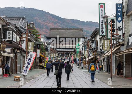 Nagano, Japan. Das Sanmon oder Sangedatsumon (Tor der drei Befreiungen), ein Nationalschatz und Teil des japanischen Zen-Buddhistischen Tempels Zenko-JI Stockfoto