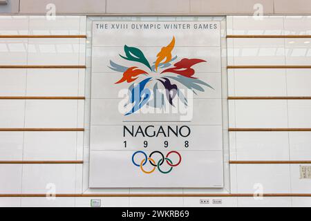 Nagano, Japan. Fliesen mit dem Schneeblümmchen der Olympischen Winterspiele Nagano XVIII am Bahnhof Nagano Stockfoto