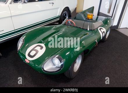 Ein handgefertigter, elektrisch angetriebener Jaguar D-Type Hommage an den 1955 Le Mans Wagen 774 RW, der auf der legendären Auktion des Silverstone Festivals 2023 verkauft wird Stockfoto