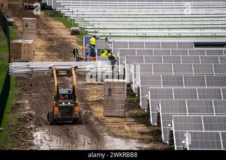 Bau eines Solarparks in Neukirchen-Vluyn, auf 4,2 Hektar werden über 10,000 Solarmodul verbaut, die dann 6 Mio. Kilowattstunden erzeugen sollen, jährlich , NRW, Deutschland, Solarpark *** Bau eines Solarparks in Neukirchen Vluyn werden auf 4,2 Hektar über 10.000 Solarmodule installiert, die dann jährlich 6 Millionen Kilowattstunden erzeugen werden, NRW, Deutschland, Solarpark Stockfoto