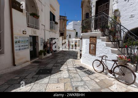 OSTUNI, ITALIEN, 12. JULI 2023 - Blick auf das historische Zentrum der Stadt Ostuni, Provinz Brindisi, Apulien, Italien Stockfoto