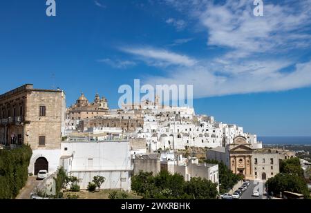 OSTUNI, ITALIEN, 12. JULI 2023 - Panoramablick auf das Dorf Ostuni, Provinz Brindisi, Apulien, Italien Stockfoto