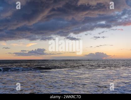 Ein wunderschöner Sonnenaufgang im Kekaha Beach Park, Island of Kauai, Hawaii. Stockfoto