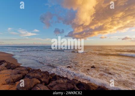 Ein wunderschöner Sonnenaufgang im Kekaha Beach Park, Island of Kauai, Hawaii. Stockfoto