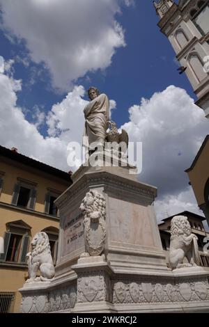 Statue von Dante Alighieri auf der Piazza di Santa Croce in Florenz, Italien Stockfoto