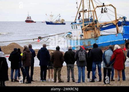 Rettungseinsätze eines gestrandeten Fischereischiffes, Zandvoort, Niederlande Stockfoto