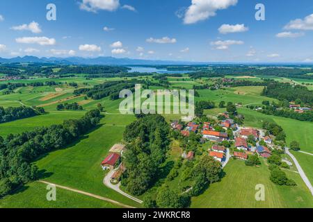 Blick auf die Region rund um das Dorf Bad Endorf im Chiemgau in Oberbayern Stockfoto